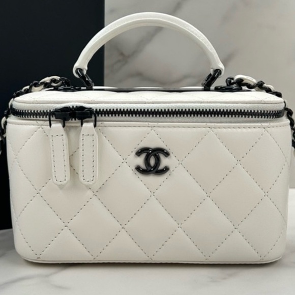 RARE❤️‍🔥NEW🖤🤍 CHANEL Trendy CC
Lambskin Quilted Mini Top Handle Vanity Bag - Picture 2 of 14